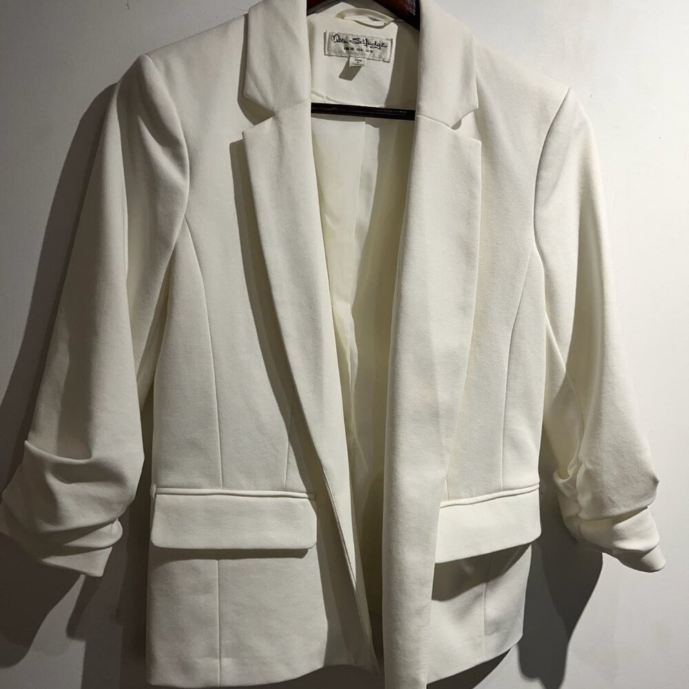 Crisp & classic white blazer by Miss Selfridge